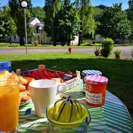 La Maison Bleue, Village Vacances, Piscine, Parking Saint-Geniez-dʼOlt Kültér fotó