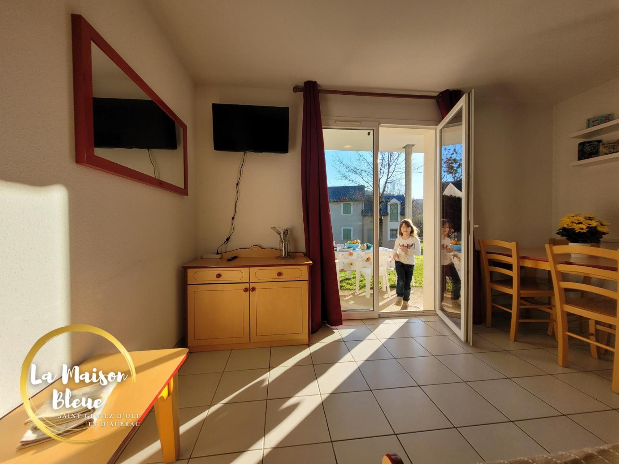La Maison Bleue, Village Vacances, Piscine, Parking Saint-Geniez-dʼOlt Kültér fotó