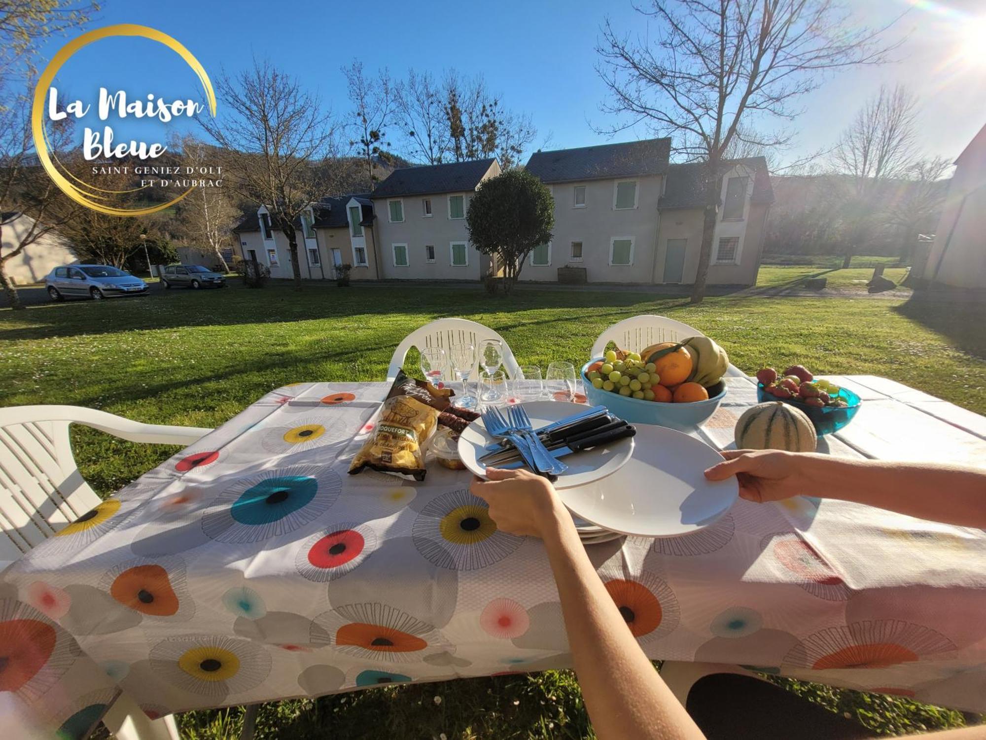 La Maison Bleue, Village Vacances, Piscine, Parking Saint-Geniez-dʼOlt Kültér fotó